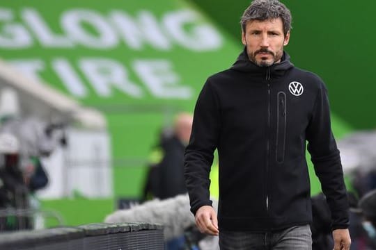 Auch der damalige Wolfsburg-Coach Mark van Bommel leistete sich einen Wechselfehler.