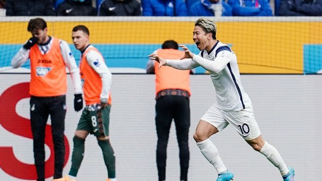 Der Japaner Takuma Asano erzielte zwei Treffer gegen 1899 Hoffenheim. Der Japaner Takuma Asano erzielte zwei Treffer gegen 1899 Hoffenheim.