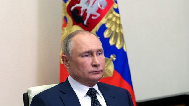 Dass sich Wladimir Putin und Wolodymyr Selenskyj bald persönlich treffen, um über Frieden zu sprechen, ist laut dem russischen Verhandlungsführer vorerst unwahrscheinlich.