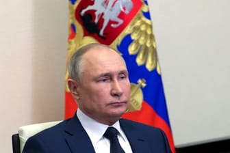 Dass sich Wladimir Putin und Wolodymyr Selenskyj bald persönlich treffen, um über Frieden zu sprechen, ist laut dem russischen Verhandlungsführer vorerst unwahrscheinlich.