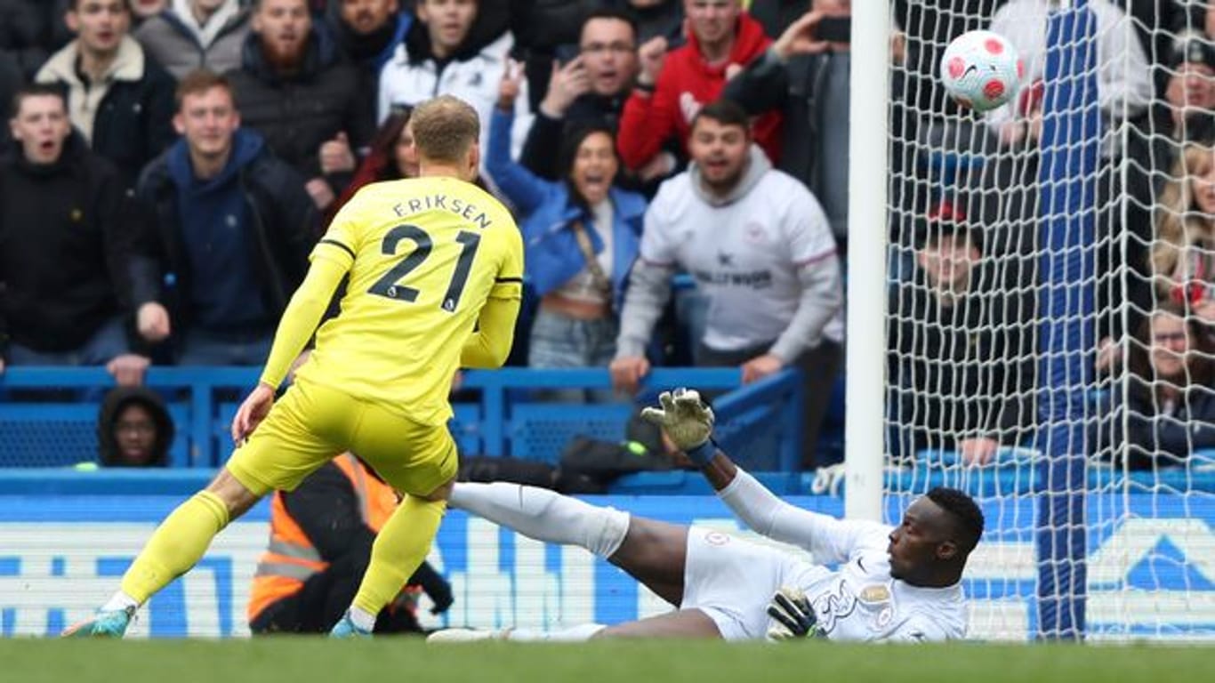 In der Premier League, FC Chelsea gegen FC Brentford, schießt Christian Eriksen (l) das 1:2 für Brentford.