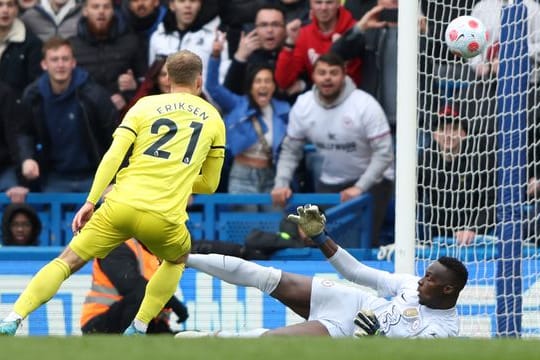 In der Premier League, FC Chelsea gegen FC Brentford, schießt Christian Eriksen (l) das 1:2 für Brentford.