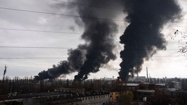 Rauch steigt in die Luft, nachdem Odessa beschossen wurde.