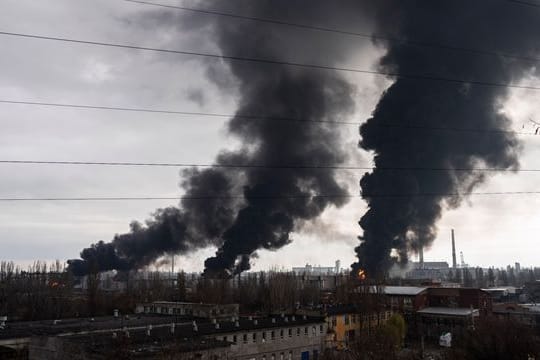 Rauch steigt in die Luft, nachdem Odessa beschossen wurde.