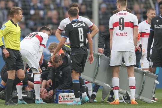 Der Bielefelder Fabian Klos wird auf dem Platz behandelt.