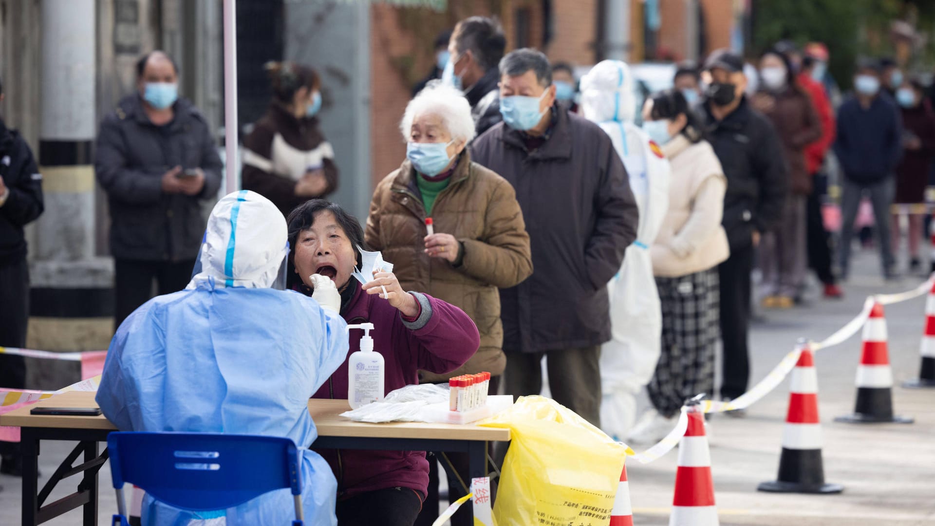 Lange Schlange vor einem Corona-Teststand in Shanghai: China verfolgt weiter eine Null-Covid-Strategie.