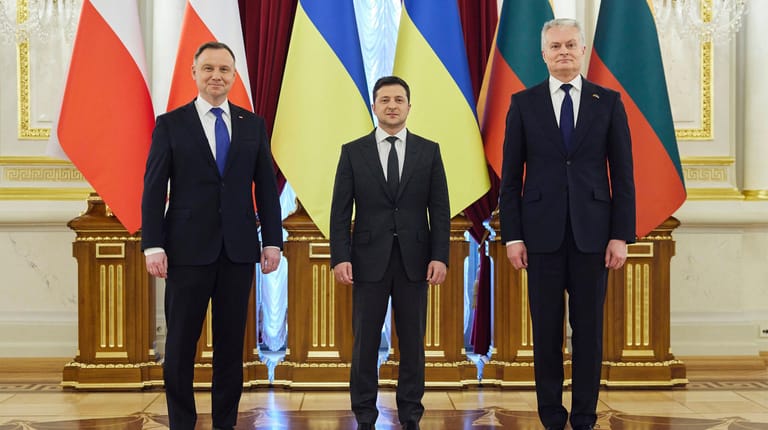 Positionieren sich eng an der ukrainischen Seite: Die osteuropäischen Staaten, hier vertreten durch Polens Präsident Andrzej Duda und Litauens Präsident Gitanas Nauseda, stellen sich beim Krieg in der Ukraine entschlossen gegen Russland – und fordern dies auch von ihren Partnern.
