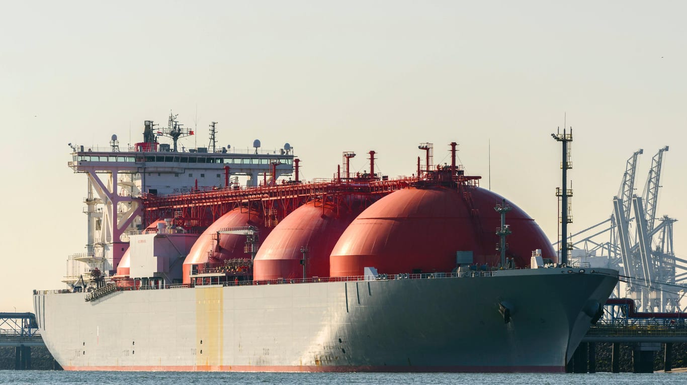 Tanker an einem LNG-Terminal in den Niederlanden (Symbolbild): Flüssiggas, etwa aus den USA oder Katar, ist der neue Hoffnungsträger der EU bei der Gasversorgung.