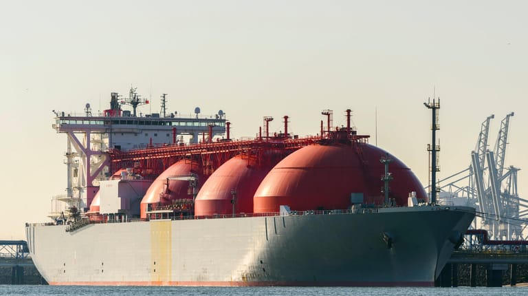Tanker an einem LNG-Terminal in den Niederlanden (Symbolbild): Flüssiggas, etwa aus den USA oder Katar, ist der neue Hoffnungsträger der EU bei der Gasversorgung.