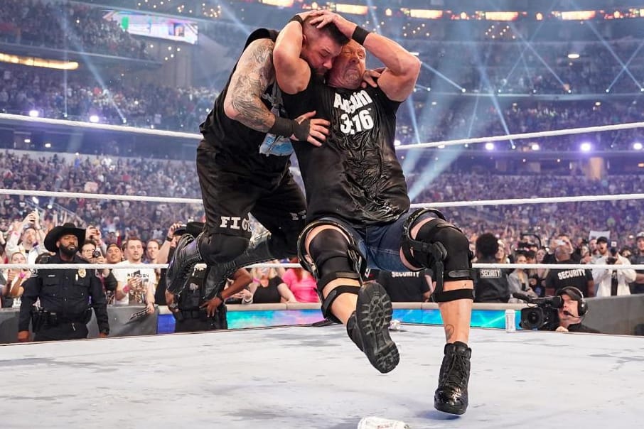 Großer Moment bei "Wrestlemania 38": Steve Austin (r.) verpasst Kevin Owens einen "Stunner".