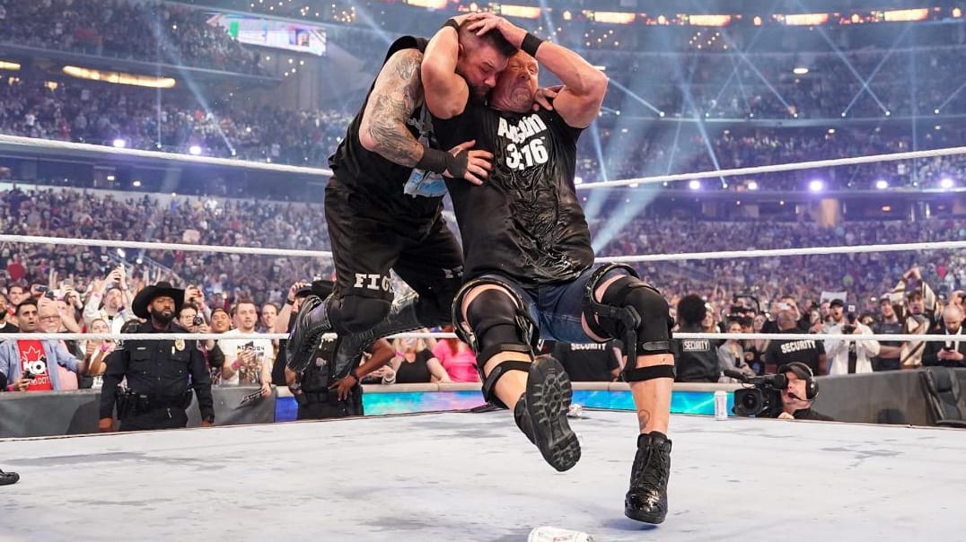 Großer Moment bei "Wrestlemania 38": Steve Austin (r.) verpasst Kevin Owens einen "Stunner".