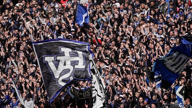 Die Fans des HSV feiern vor der 1:2-Heimpleite auf der Nordtribüne.