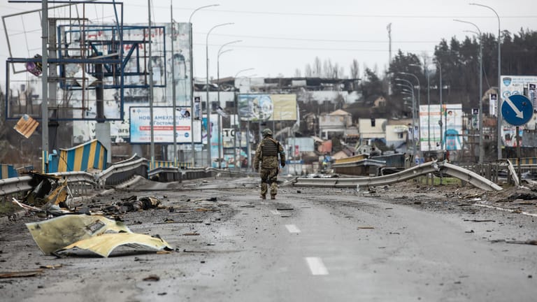 Zerstörungen in Butscha: Ukrainische Soldaten machen sich ein Bild der schrecklichen Lage.