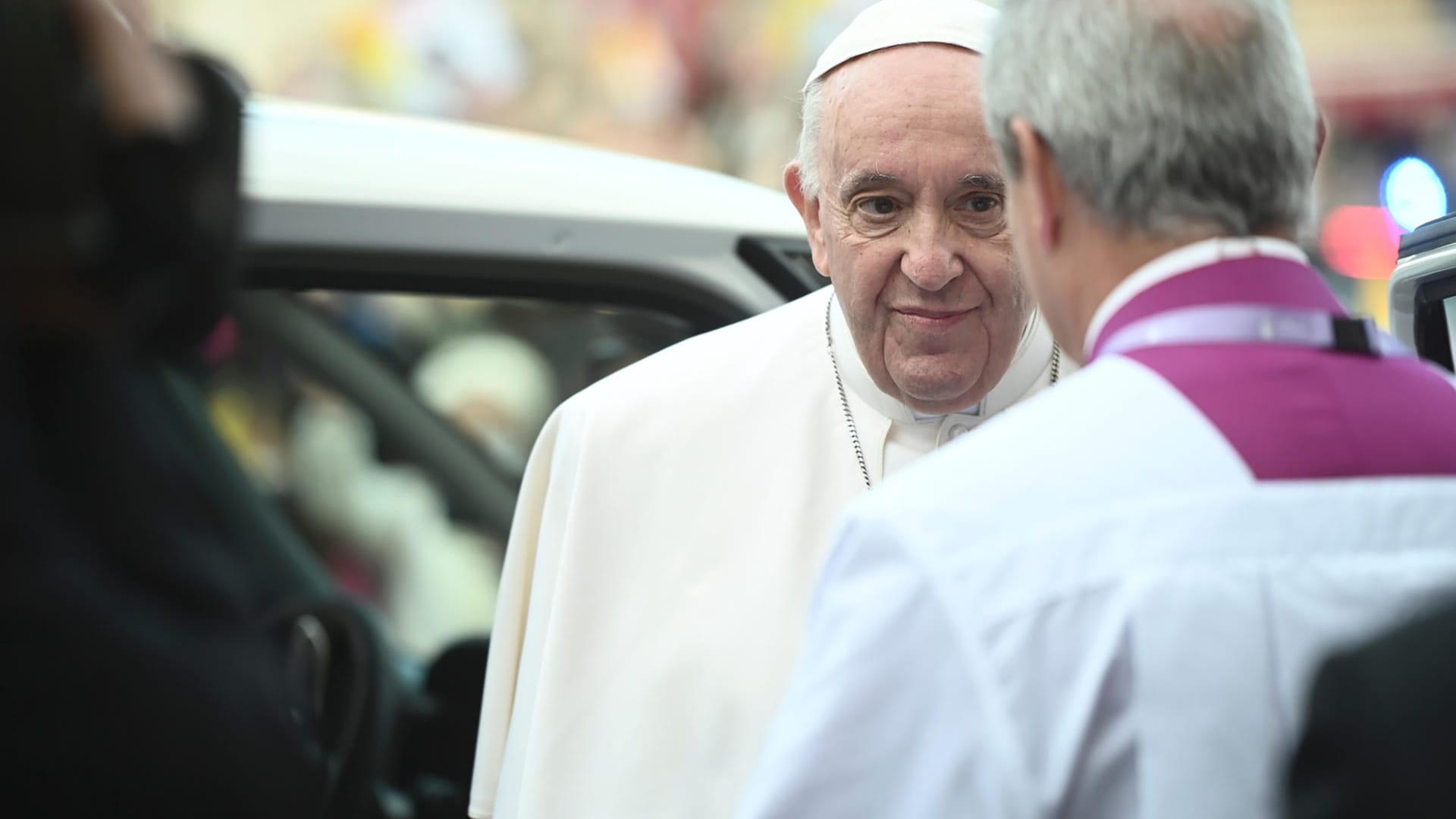 Papst Franziskus kommt in der Basilika St. Paul an: Er hielt eine Freiluftmesse vor Tausenden Gläubigen. Papst Franziskus kommt in der Basilika St. Paul an: Er hielt eine Freiluftmesse vor Tausenden Gläubigen.