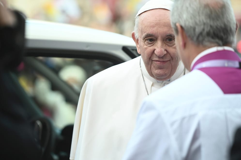 Papst Franziskus kommt in der Basilika St. Paul an: Er hielt eine Freiluftmesse vor Tausenden GlÃ¤ubigen.