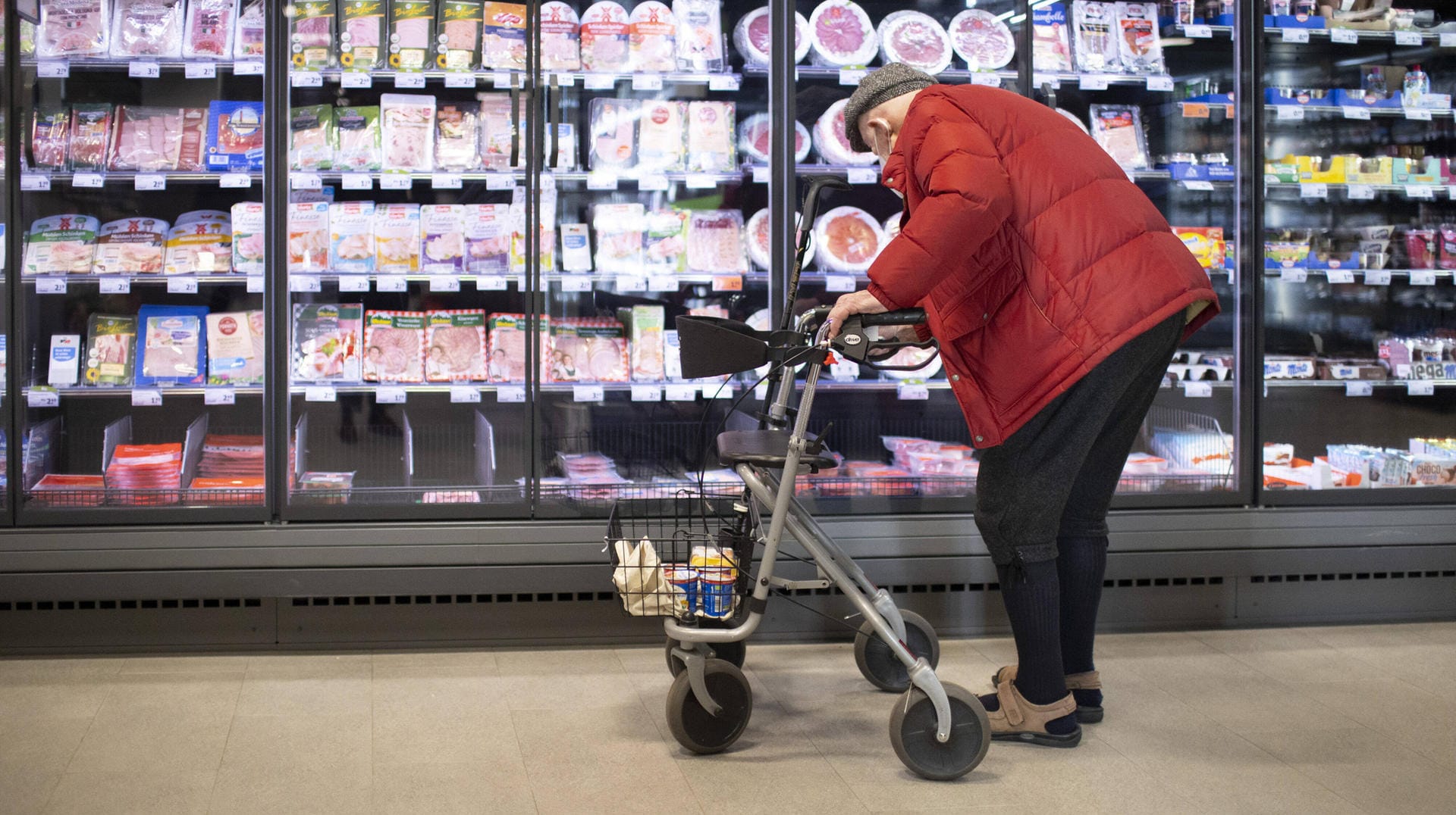 Teurer Einkauf: Besonders Menschen mit kleinen Renten leiden stark unter der hohen Inflation. Teurer Einkauf: Besonders Menschen mit kleinen Renten leiden stark unter der hohen Inflation.