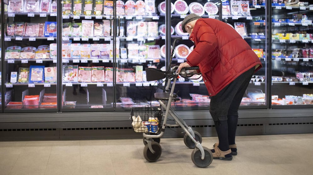 Teurer Einkauf: Besonders Menschen mit kleinen Renten leiden stark unter der hohen Inflation.