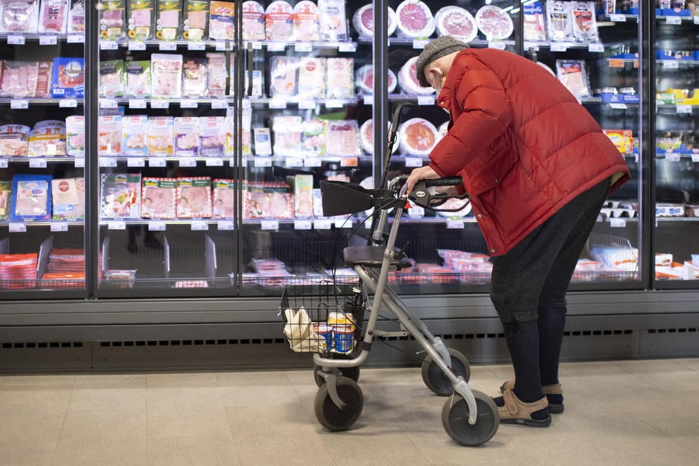 Teurer Einkauf: Besonders Menschen mit kleinen Renten leiden stark unter der hohen Inflation.