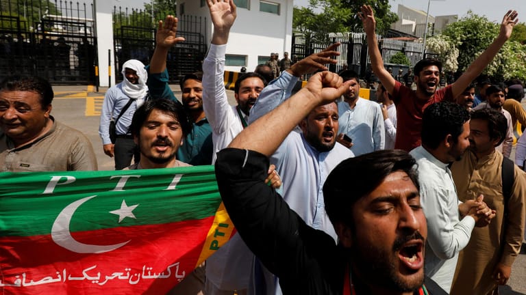 Demonstranten in Pakistan: Nun stehen Neuwahlen in dem Land an.