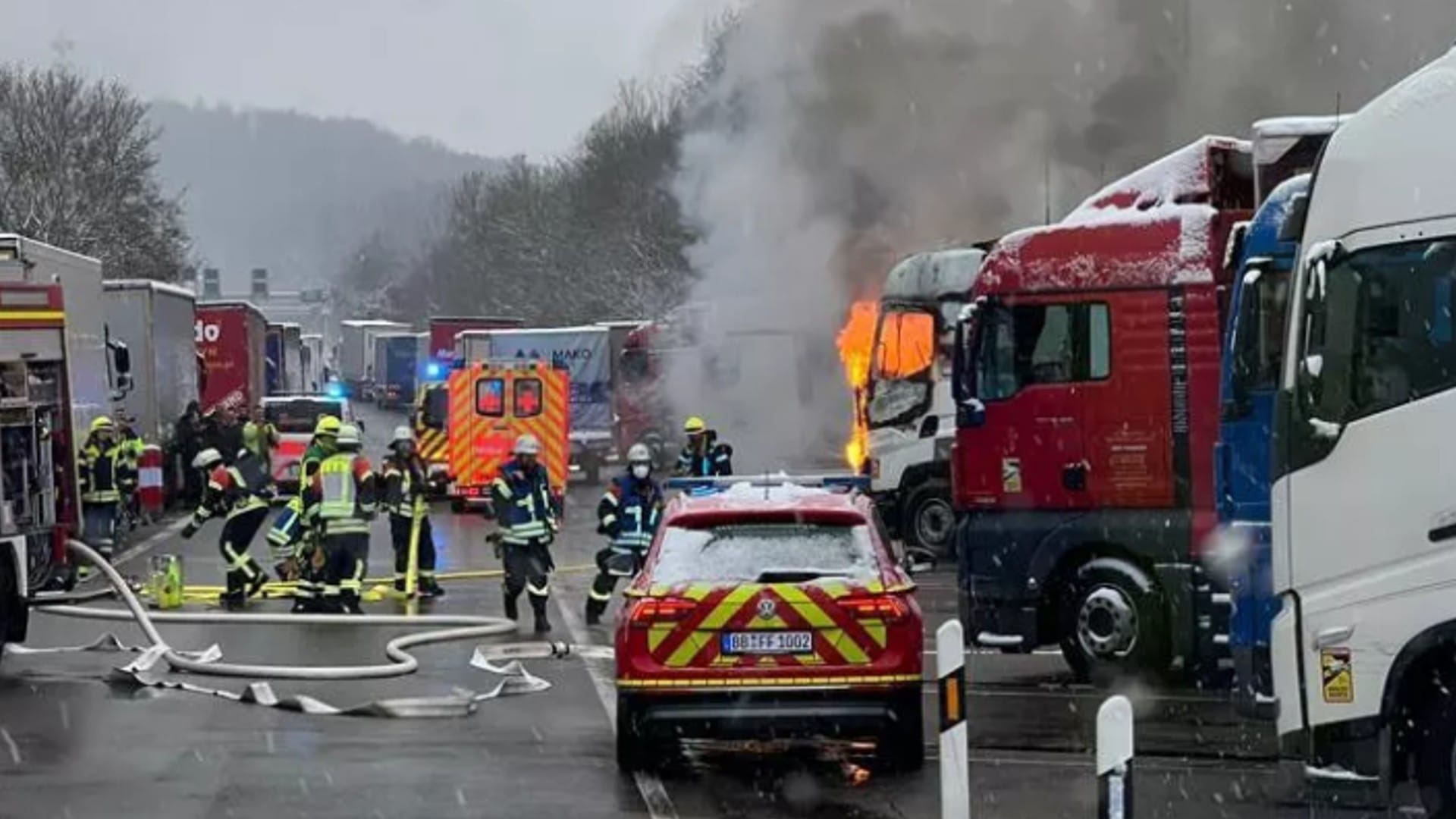 Die Feuerwehr beim Löscheinsatz: Der Fahrer konnte aus dem Führerhaus befreit werden, schwebt aber in Lebensgefahr.