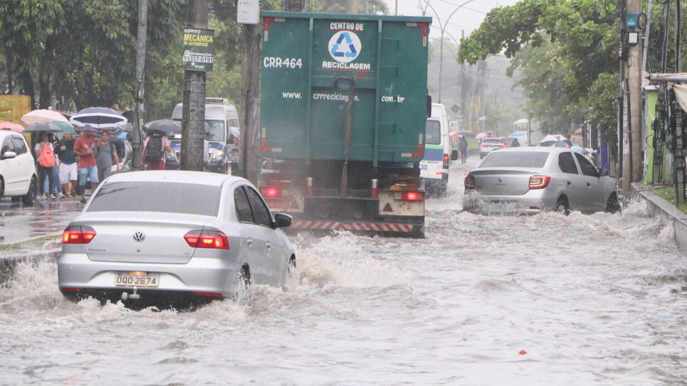 Unwetter in Rio de Janeiro: Die Straßen sind überflutet.