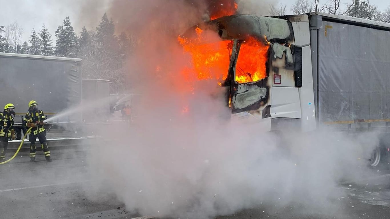 Das Führerhaus in Flammen: Der Lkw-Fahrer wurde von dem Brand im Schlaf überrascht.