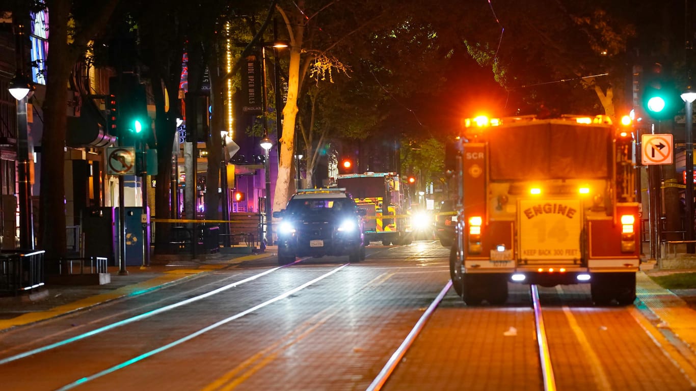 Einsatzfahrzeuge stehen neben einer Straßensperre: In der Innenstadt von Sacramento wurden mehrere Menschen erschossen.