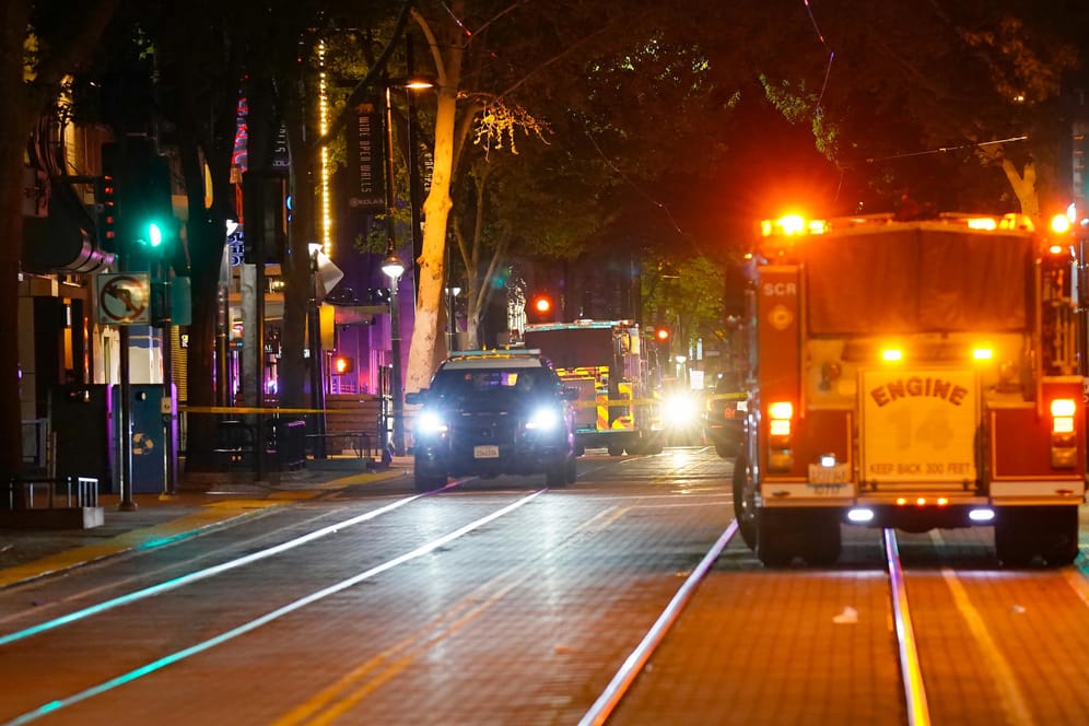 Einsatzfahrzeuge stehen neben einer Straßensperre: In der Innenstadt von Sacramento wurden mehrere Menschen erschossen.
