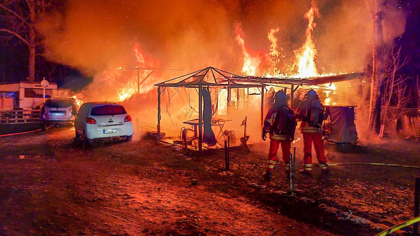 Flammen wüten auf dem Campingplatz: Mehrere Wohnwagen und Autos wurden zerstört.