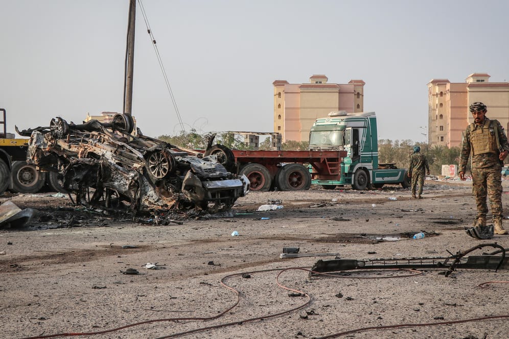 Ein Angehöriger der jemenitischen Sicherheitskräfte inspiziert ein zerstörtes Fahrzeug nach einem Autobombenanschlag: Die Waffenruhe wurde offenbar gebrochen (Archivbild).