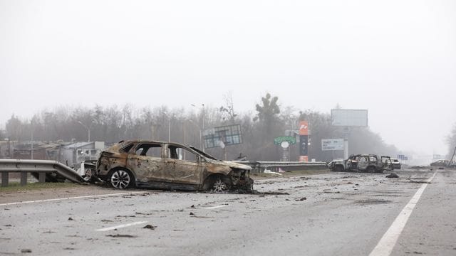 Fast 300 Zivilisten wurden entlang der Straße in Butscha, einer Pendlerstadt außerhalb der Hauptstadt, von russischen Truppen getötet.