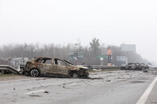 Fast 300 Zivilisten wurden entlang der Straße in Butscha, einer Pendlerstadt außerhalb der Hauptstadt, von russischen Truppen getötet.