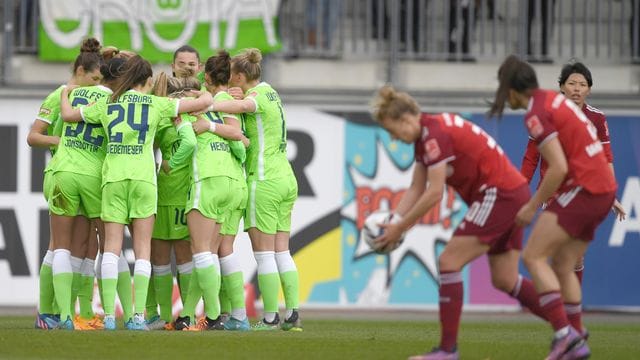 Die Wölfinnen (l) ließen den Bayern im Topspiel keine Chance.