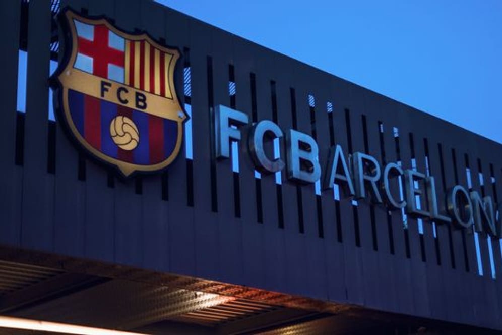 Die Mitglieder des finanziell angeschlagenen FC Barcelona haben dem Sponsorenvertrag mit Spotify zugestimmt.
