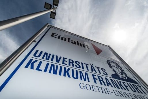 Ein Schild weist auf die Einfahrt zum Universitätsklinikum hin: Die Hilfsbereitschaft unter Mitarbeitenden und Medizinstudierenden sei sehr groß, berichtet Klinik-Direktor Jürgen Graf.