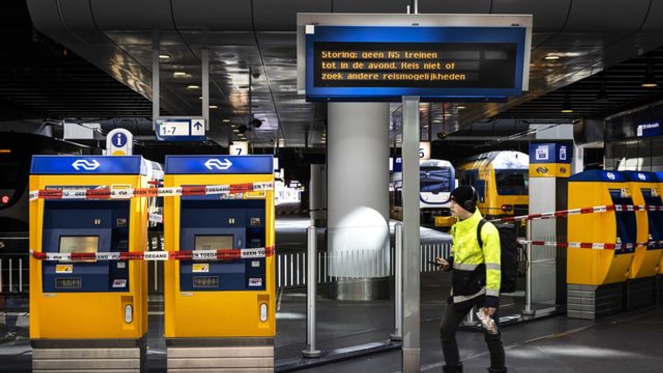 Abgesperrte Automaten in Den Haag: Nach Angabe der staatlichen Bahngesellschaft NS ist der Bahnverkehr in den Niederlanden am Sonntagnachmittag wegen einer technischen Störung weitgehend zusammengebrochen.