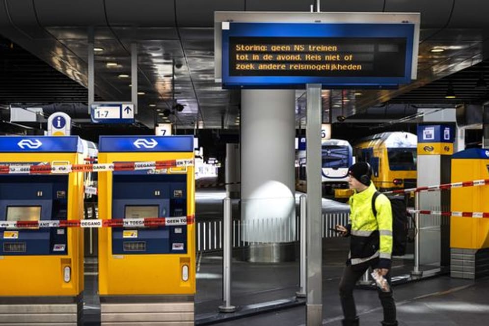 Abgesperrte Automaten in Den Haag: Nach Angabe der staatlichen Bahngesellschaft NS ist der Bahnverkehr in den Niederlanden am Sonntagnachmittag wegen einer technischen Störung weitgehend zusammengebrochen.