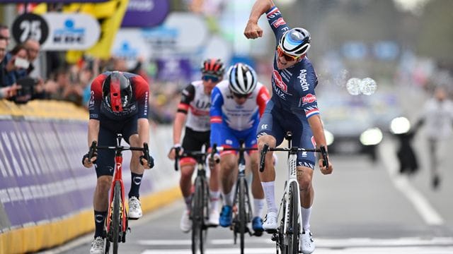 Mathieu van der Poel (r) konnte die Flandern-Rundfahrt zum zweiten Mal gewinnen.