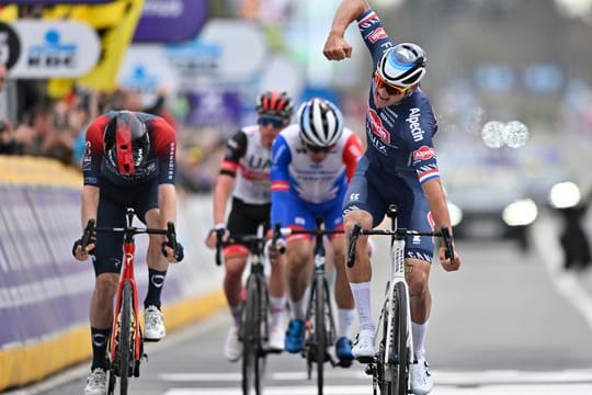 Mathieu van der Poel (r) konnte die Flandern-Rundfahrt zum zweiten Mal gewinnen.