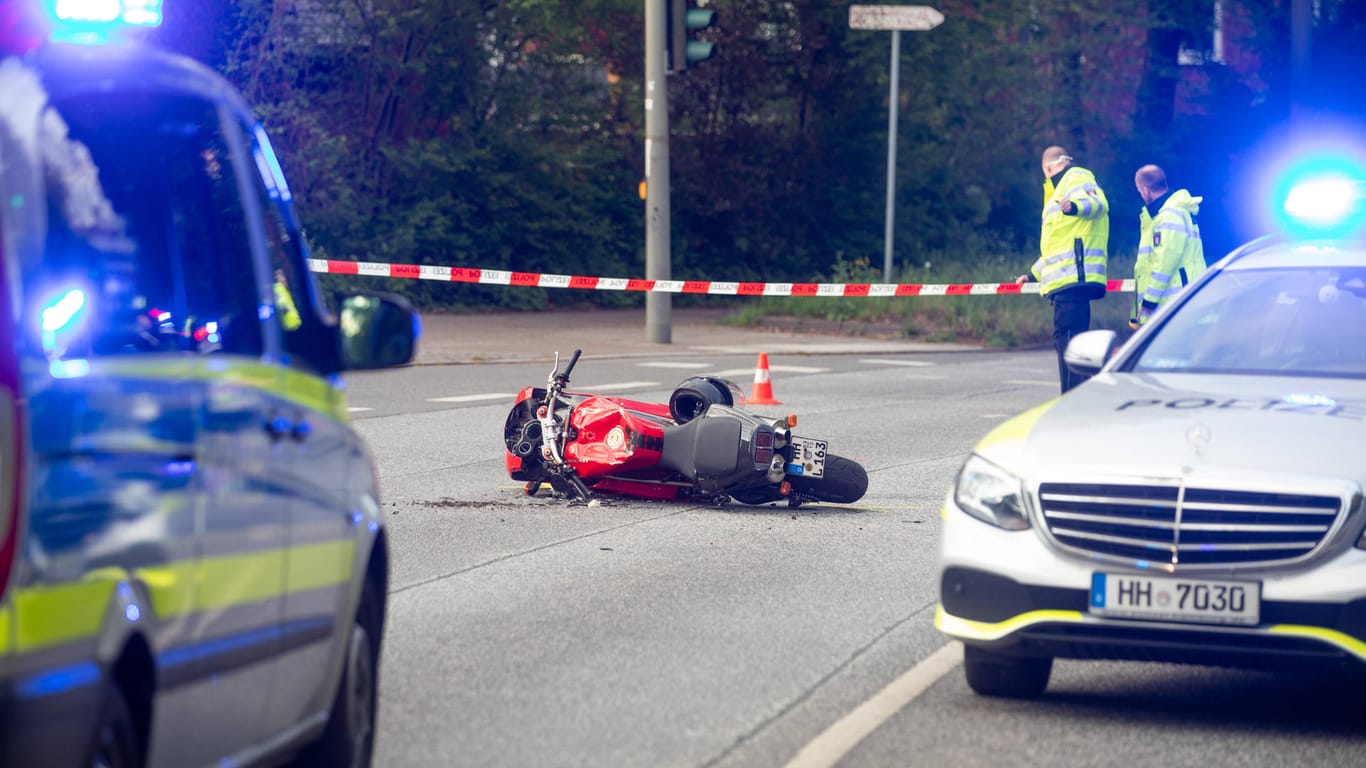 Absperrung nach einem Motorrad-Unfall (Archivbild): Der schwer verletzte Fahrer wurde mit einem Rettungshubschrauber ins Krankenhaus geflogen.