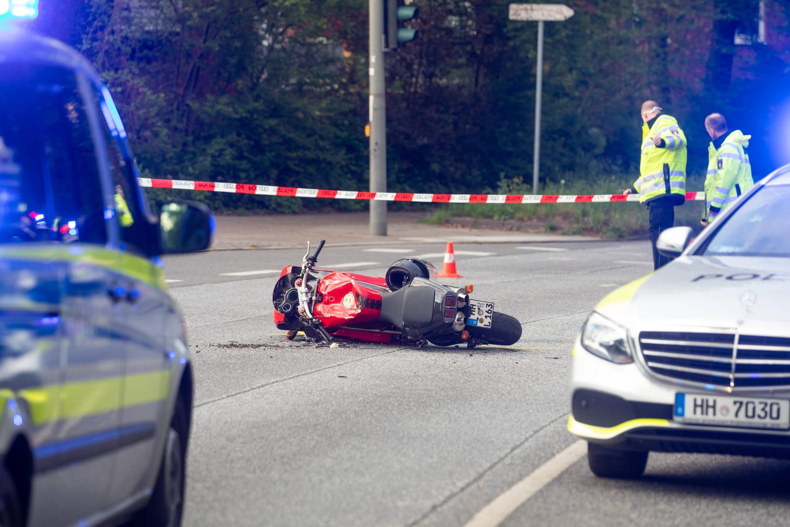 Absperrung nach einem Motorrad-Unfall (Archivbild): Der schwer verletzte Fahrer wurde mit einem Rettungshubschrauber ins Krankenhaus geflogen.