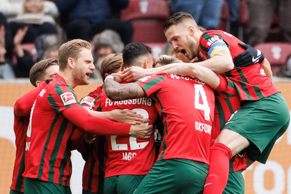 Augsburger Jubeltraube: Der Sieg gegen Wolfsburg ist enorm wichtig.