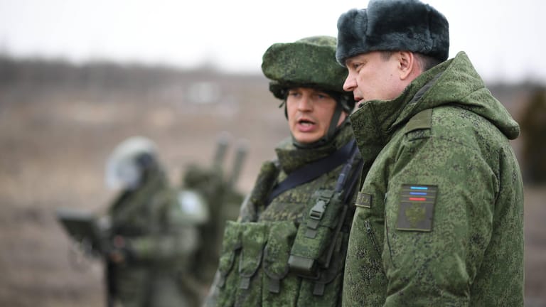 Russische Soldaten in der Ukraine: Russland dementiert den Massenmord an Zivilisten in Butscha.