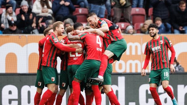 Der FC Augsburg feierte im Abstiegskampf einen wichtigen Sieg.