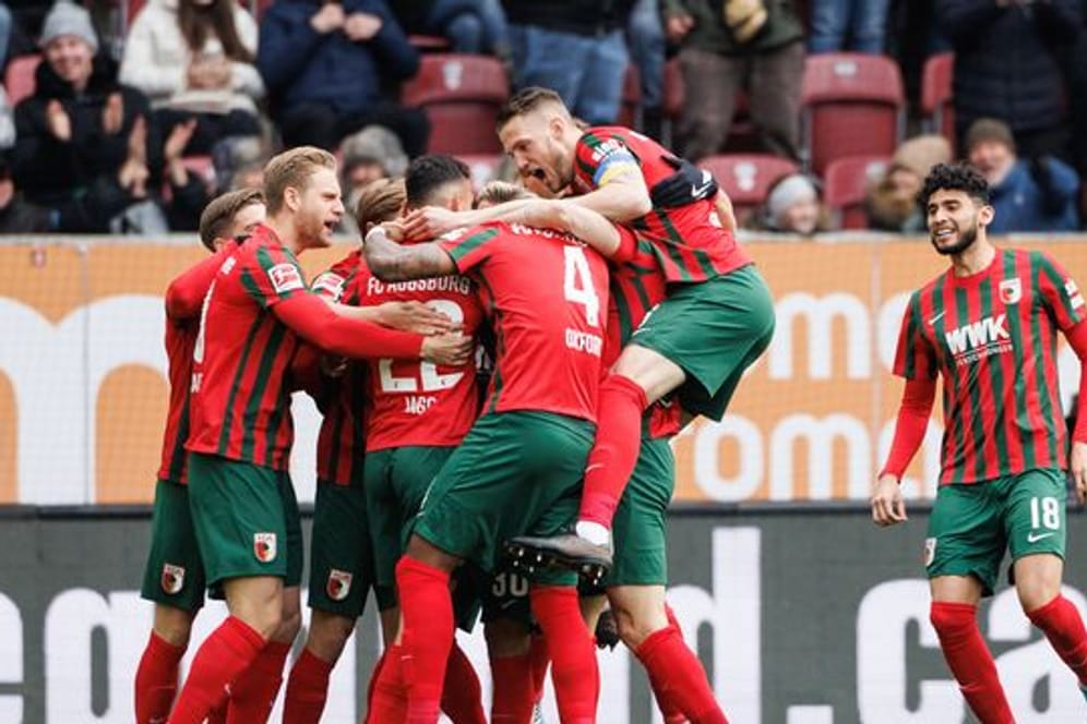 Der FC Augsburg feierte im Abstiegskampf einen wichtigen Sieg.