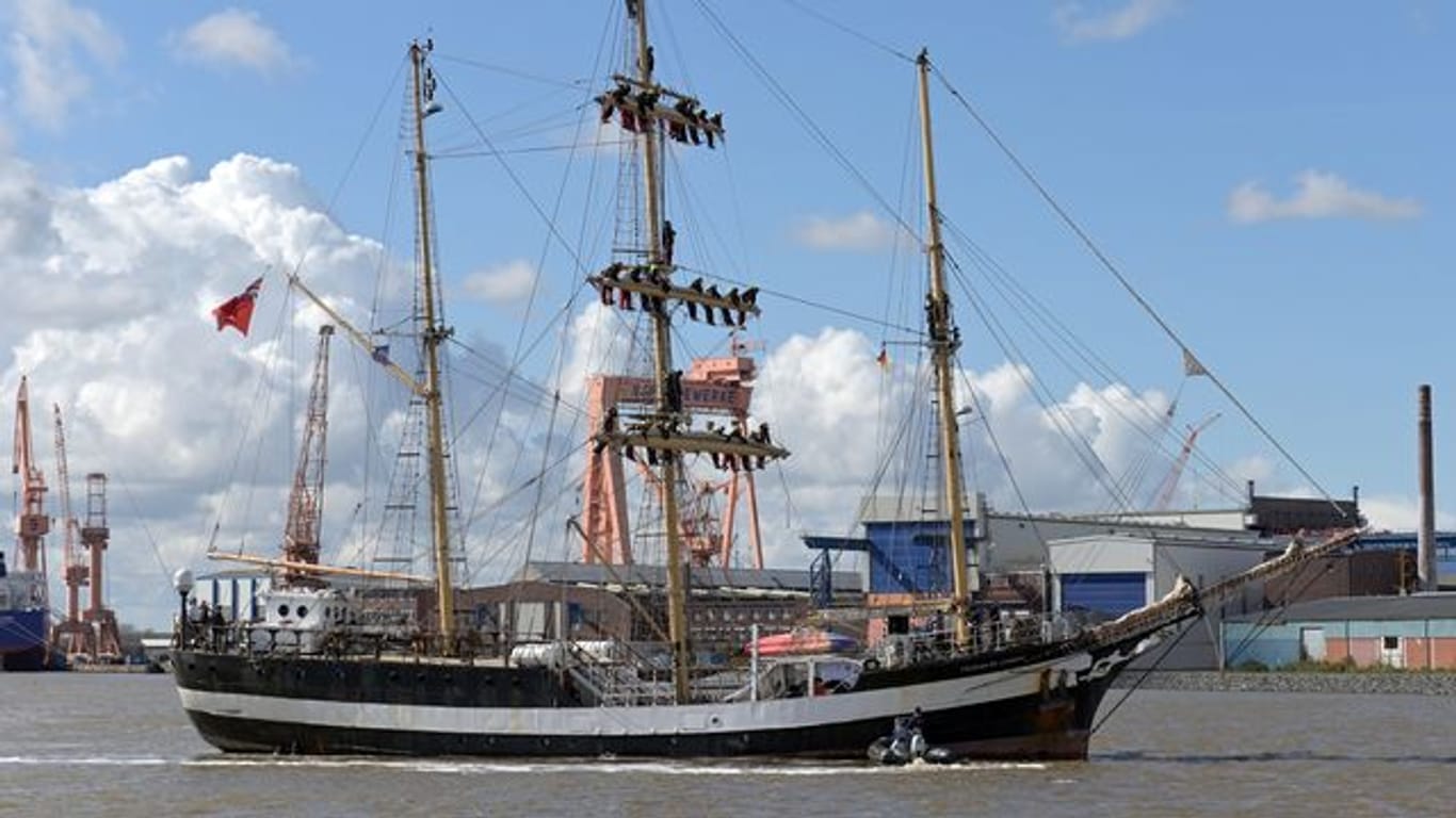 Schüler hängen in den Masten des Großseglers "Pelican of London" beim Einlaufen in den Hafen.