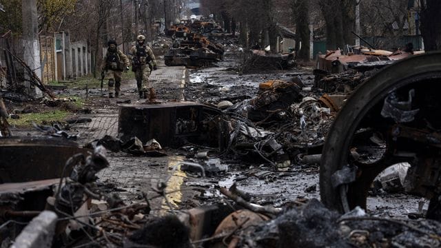 In der ukrainischen Stadt Butscha, 25 Kilometer nordwestlich der Hauptstadt Kiew, bietet sich nach dem Rückzug der russischen Armee ein Bild des Grauens.