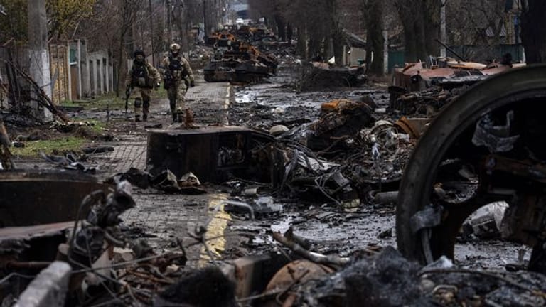 In der ukrainischen Stadt Butscha, 25 Kilometer nordwestlich der Hauptstadt Kiew, bietet sich nach dem Rückzug der russischen Armee ein Bild des Grauens.