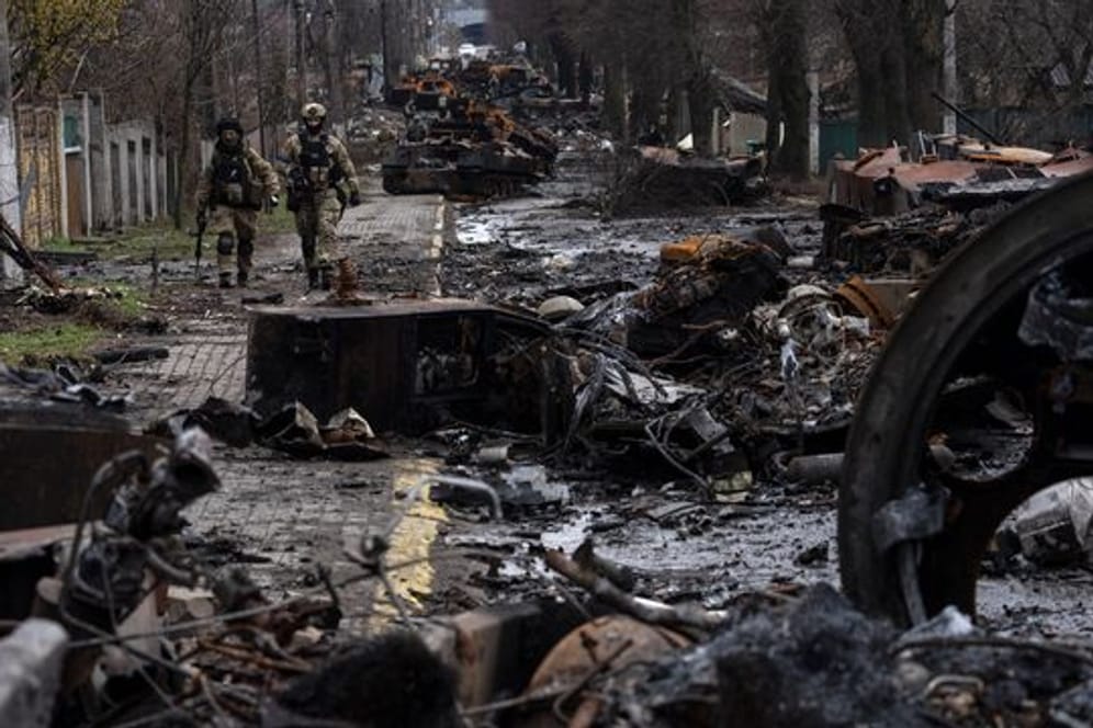 In der ukrainischen Stadt Butscha, 25 Kilometer nordwestlich der Hauptstadt Kiew, bietet sich nach dem Rückzug der russischen Armee ein Bild des Grauens.