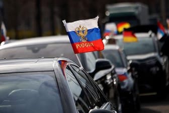 Flaggen mit den russischen Nationalfarben wehen an einem Auto in Berlin (Symbolbild): In Bad Kreuznach war auch zunächst ein Autokorso geplant.